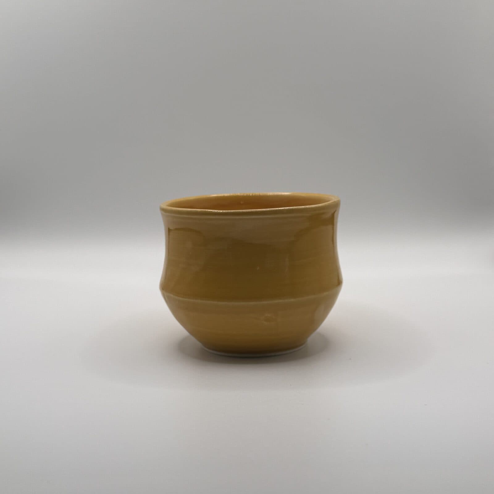 Tasse ambre dorée vue de côté