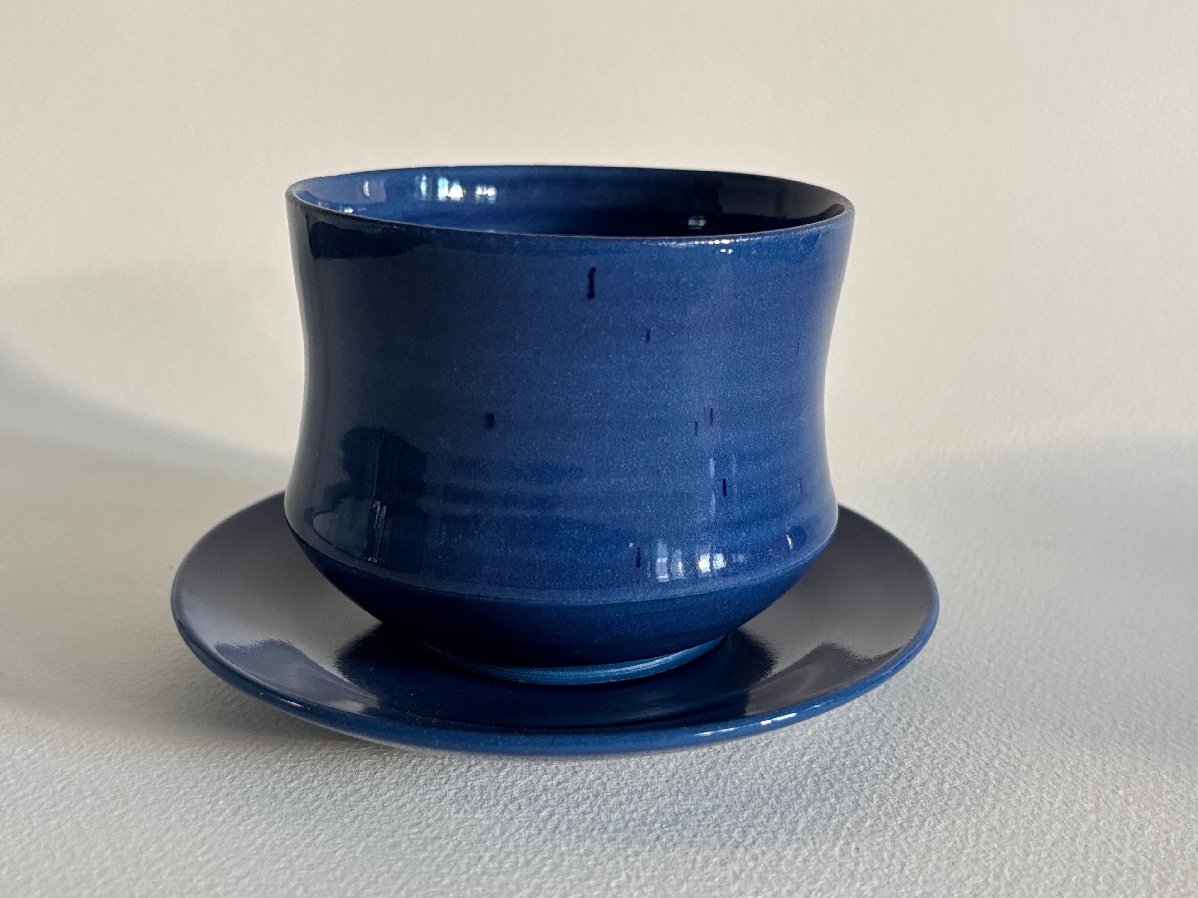 Tasse bleu nuit avec soucoupe